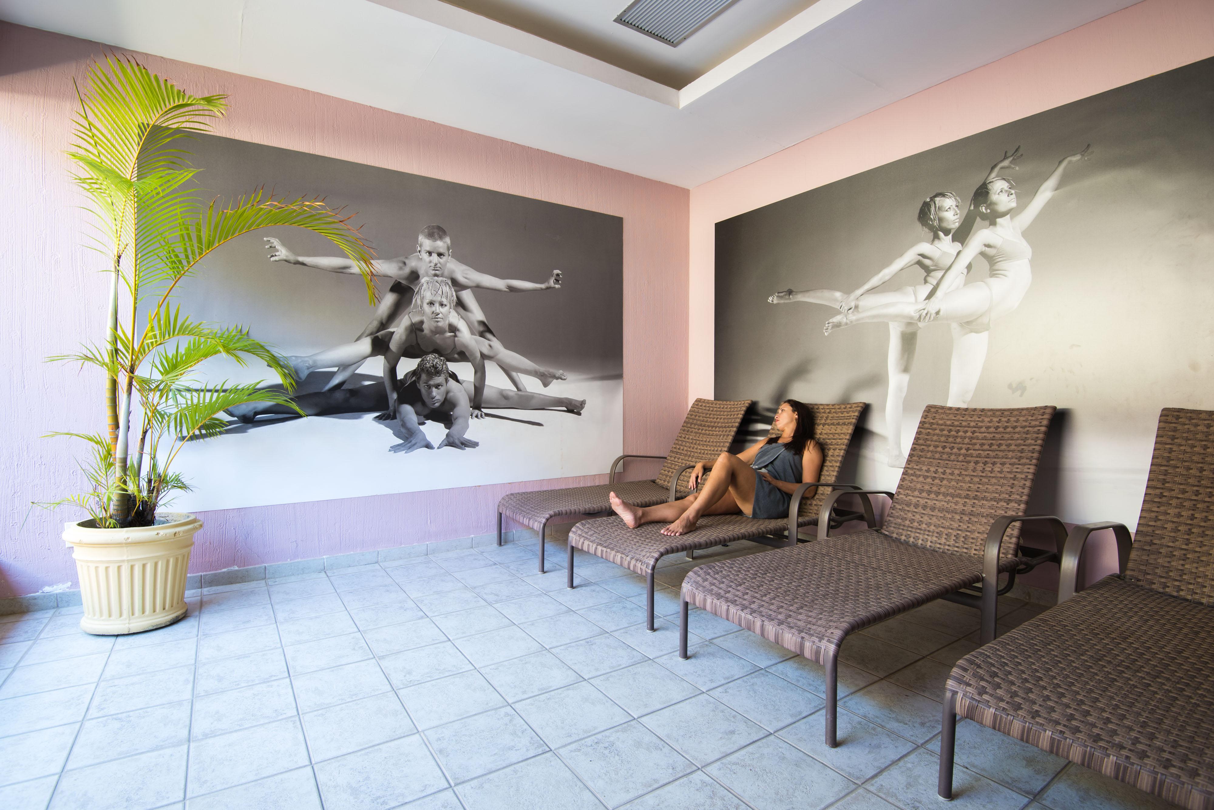 Vila Gale Eco Resort Angra Ангра-дус-Рейс Экстерьер фото A woman relaxing at a spa