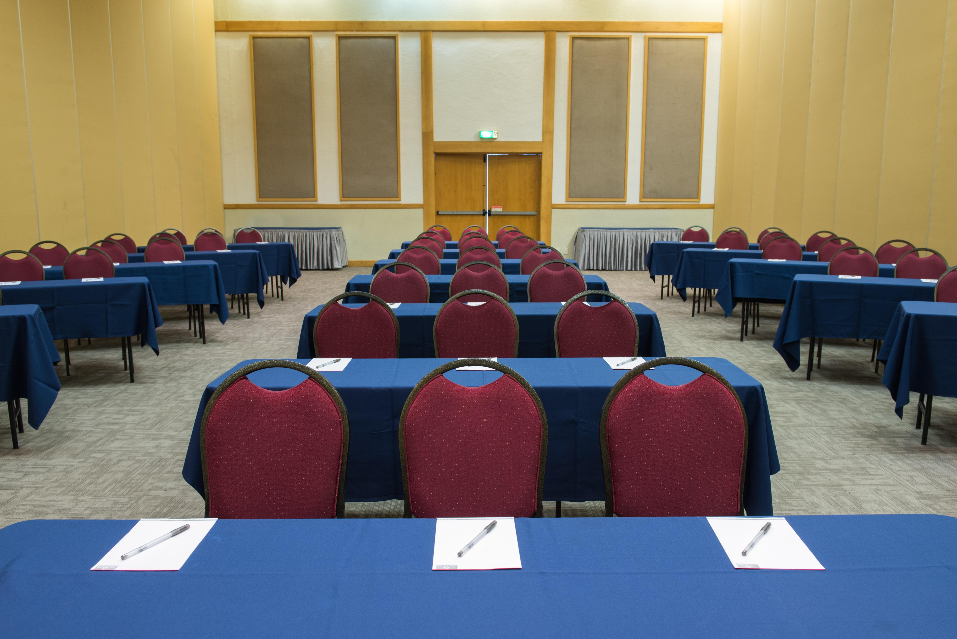 Vila Gale Eco Resort Angra Ангра-дус-Рейс Экстерьер фото A typical classroom layout
